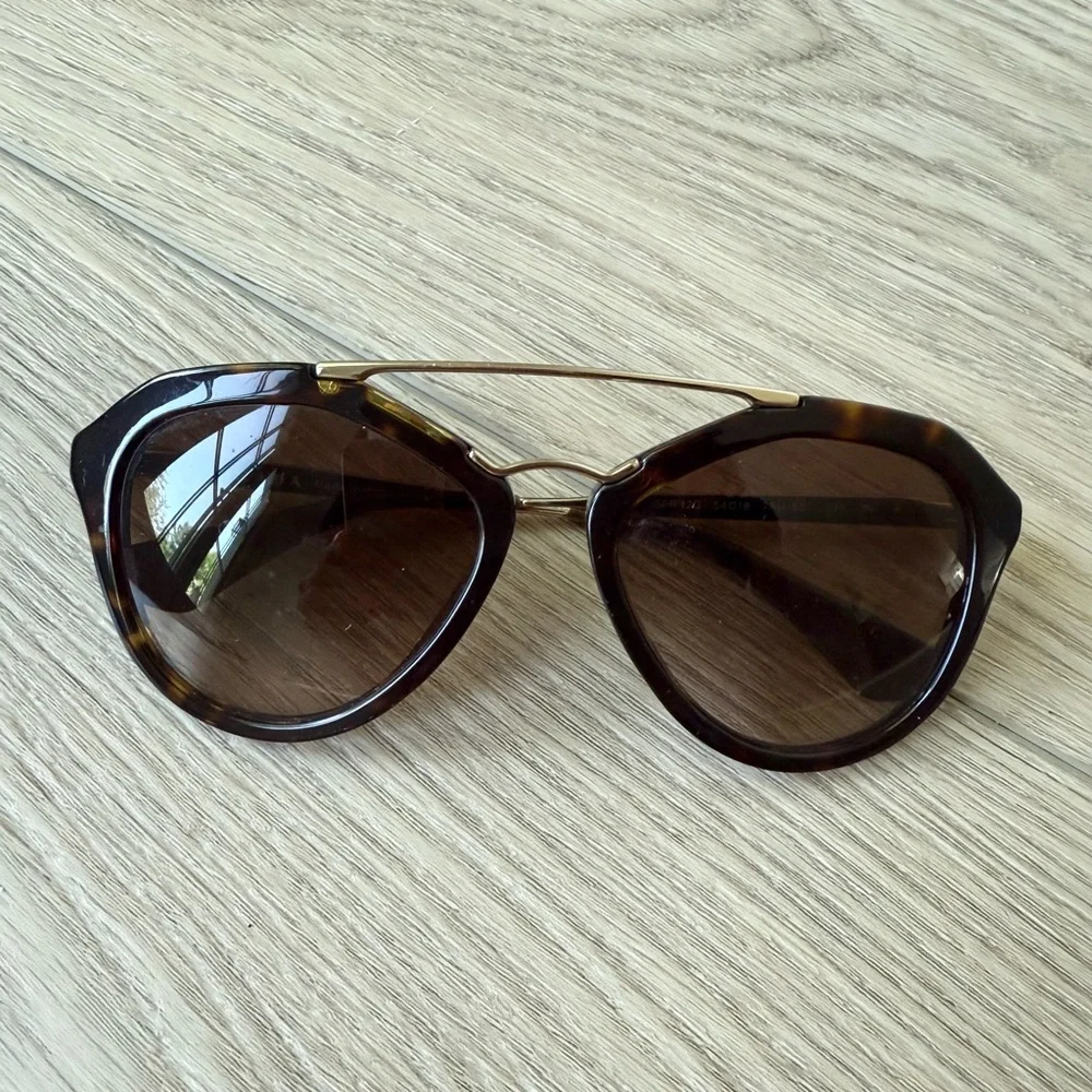 PRADA PR12QS Tortoise Shell / Brown
Sunglasses Full Set - Picture 3 of 7